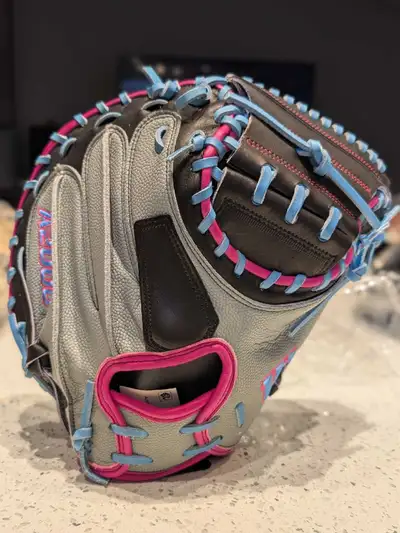 NEW Wilson A2000 Catcher Mitt M23, View more