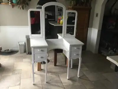 Cette coiffeuse en bois blanc avec miroir à trois volets est une pièce charmante qui apportera une t...