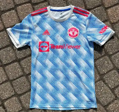 In very good preowned shape. No rips or tears. Please look at the pics for measurements and compare...