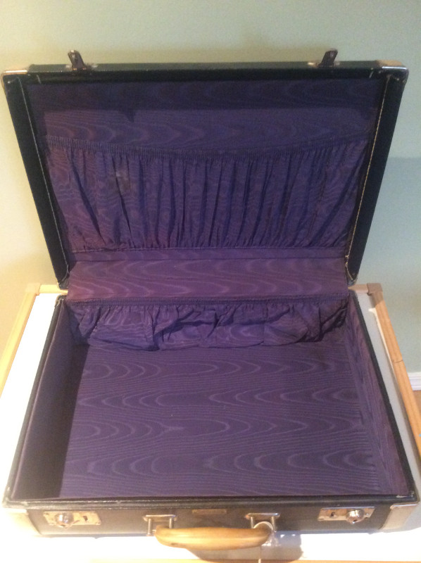 Vintage Eatonia Suitcase in Arts & Collectibles in Winnipeg - Image 4