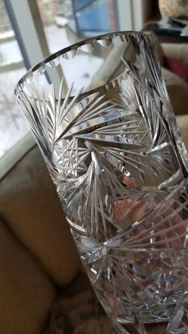 Vintage Crystal Vase in Home Décor & Accents in City of Montréal - Image 3