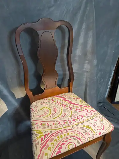 2 (deux) chaises de style queen Anne pour $ 50.00 les deux