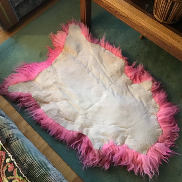 Genuine Sheepskin Rug /Throw 2.5’x3’ colour rose in Home Décor & Accents in Winnipeg - Image 4