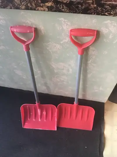 Pelle à neige pour enfants 3$ chaque 450 928-1421