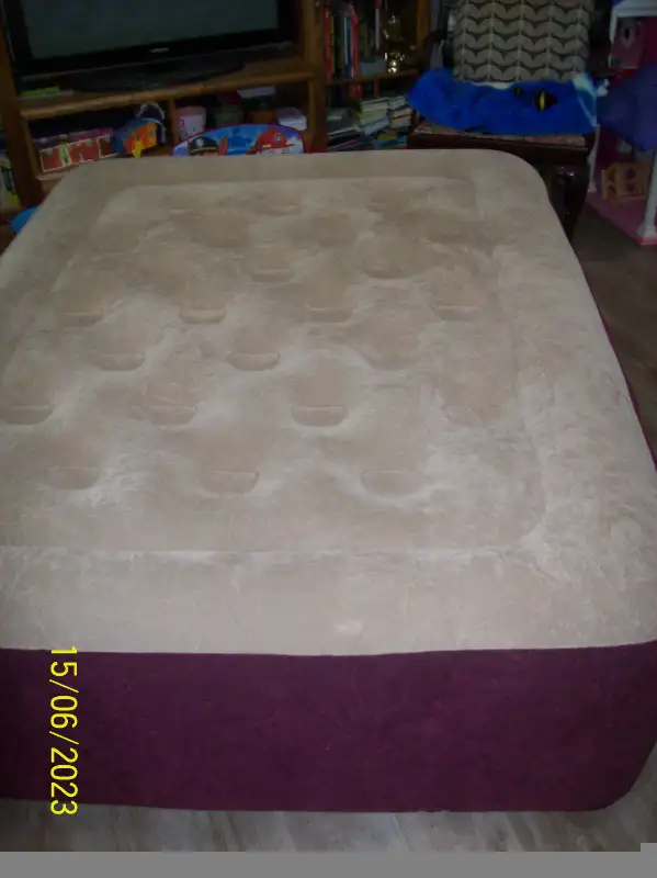Fast -fill elevated airbed (new price) $50 in Beds & Mattresses in Cornwall - Image 4