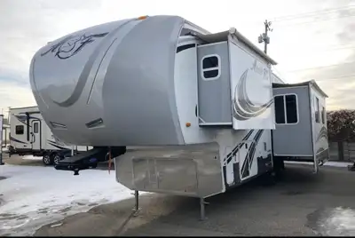 2018 Northwood Arctic Fox 29-5T Fifth Wheel – Rugged Four-Season RV! King Suite on Wheels. Price: $3...