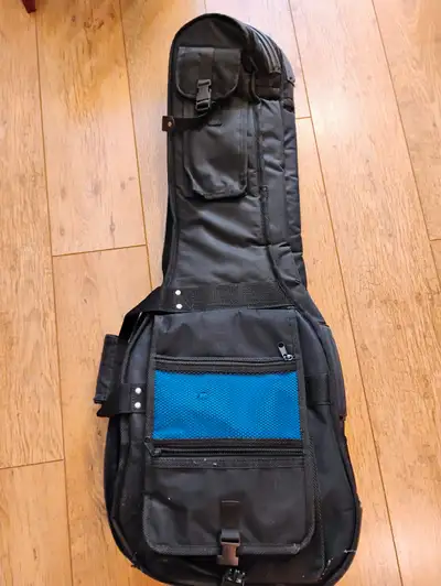 Well padded double gig bag for two electric guitars. Straps, buckles, zippers all intact.