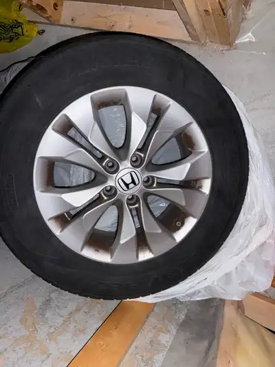 Set of 4 original (OEM) 17” Honda CR-V alloy rims with tires and TPMS sensors included, from a 2015...