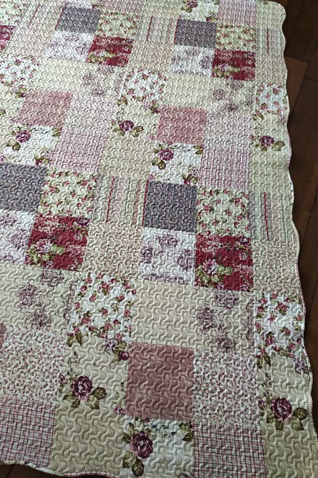 Beautiful Quilt-Like Bedspread / Coverlet, 88 x 64 inches in Bedding in Stratford - Image 2