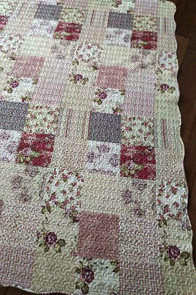 Beautiful Quilt-Like Bedspread / Coverlet, 88 x 64 inches in Bedding in Stratford - Image 3
