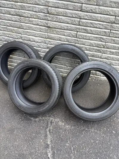 4 pneus Michelin xgreen 18’ primacy mxm4 2 pneus en bon etat 2 pneus usés 235-45-18 Étaient sur un T...