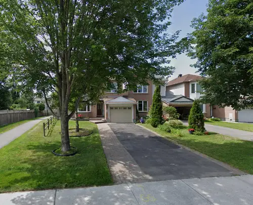 End Unit 4 bedroom townhouse in Kanata South, joined by the garage only. Hardwood floor. Kitchen wit...
