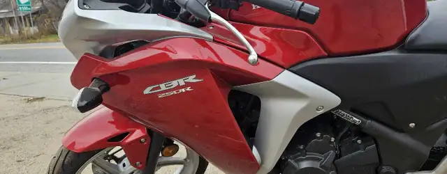Honda CBR 250R in Sport Touring in Gatineau - Image 5