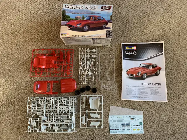 REVELL 1:24 Scale Jaguar XK-E Plastic Model Kit in Hobbies & Crafts in Calgary - Image 3