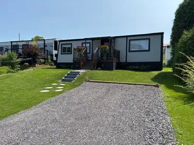 Maison mobile à vendre située sur un terrain de camping , Club social Stadacona au 1721 Chemin Royal...
