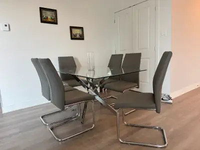 Dining table & Chairs - Table à manger et chaises, View more