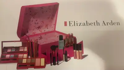 BRAND NEW UNOPENED SPECIAL EDITION RARE - Elizabeth Arden Makeup Gift Set with Custom Elizabeth Arde...
