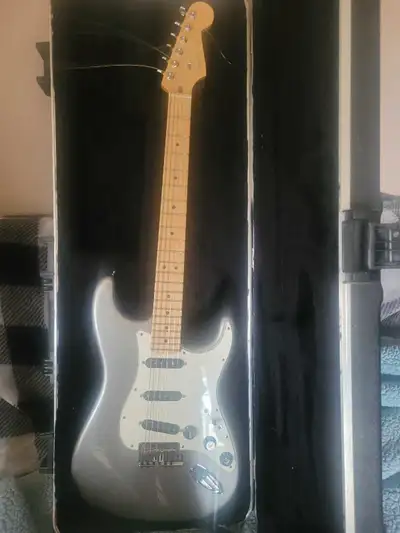 FENDER STRAT AMERICAN ELITE MINT CONDITION COMES WITH Hard CASE..