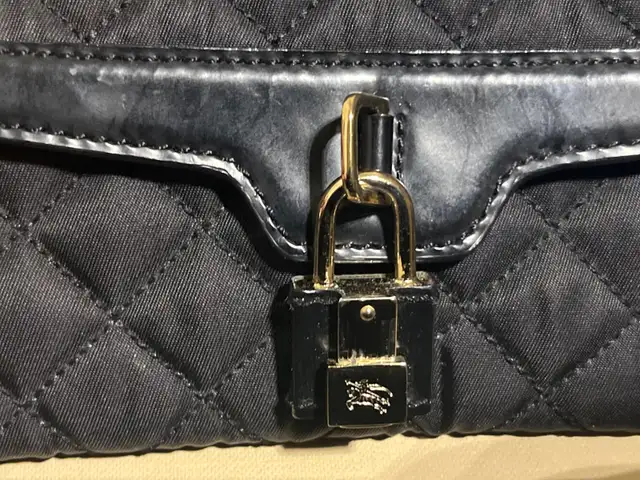 Burberry quilted wallet in Women's - Bags & Wallets in Mississauga / Peel Region - Image 3