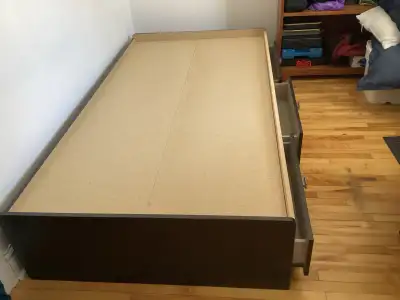 Lit 39 pouces en très bon état avec 3 tiroirs , View more