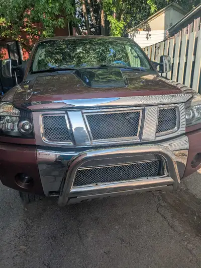Bonjour Nissan titan 2004 V8 5.6l et oui vous aller voir sur un photo que beaucoup de lumière son al...