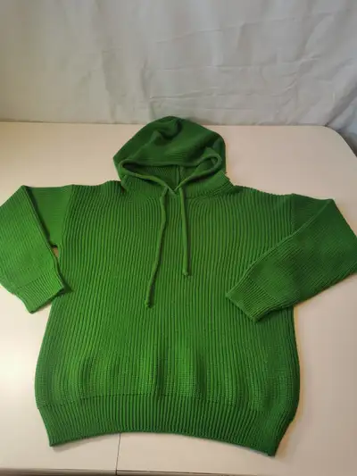 This Siyai Green Women's Hoodie in size Large is a heavyweight pullover with long sleeves and a draw...
