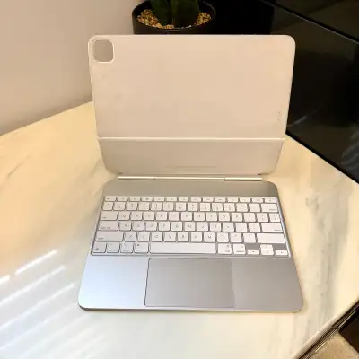 Magic Keyboard 13" for IPad Pro M4 or M5 - *Works Like New*, View more