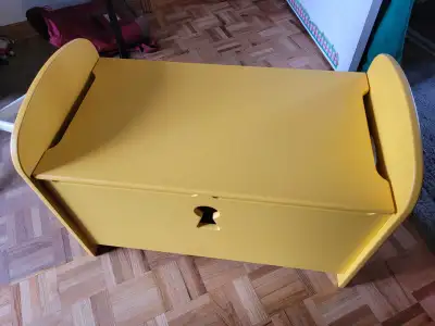 Ce coffre à jouets jaune vif est parfait pour organiser la chambre de votre enfant tout en ajoutant...