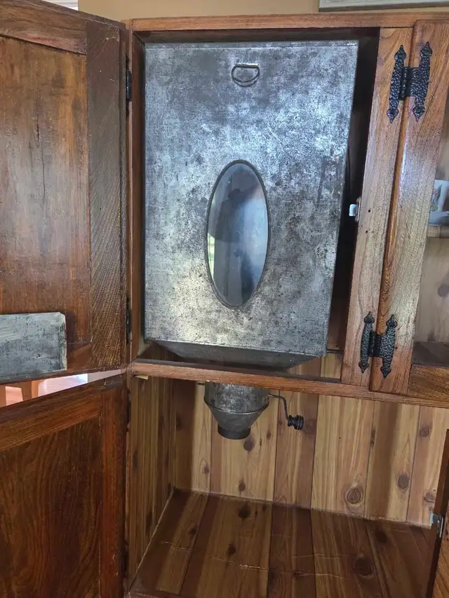 Antique Hutch in Hutches & Display Cabinets in Ottawa - Image 3