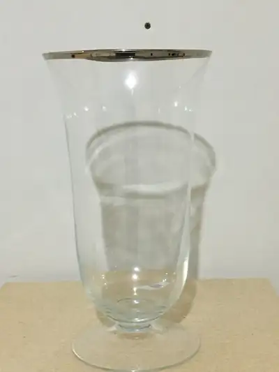 Glass vase with gold rim. vase en verre décoratif