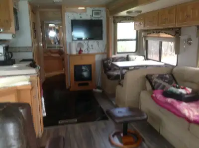 motorisé 40 pieds 2 extensions. Chambre avec lit queen, salle de bain avec douche, laveuse-sécheuse...