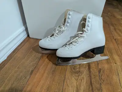 Figure skates Junior size 3, View more