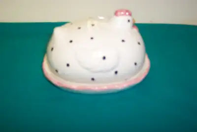 Poule décorative avec assiette en porcelaine de couleur beige mesurant 4 po. X 5 po. X 3 po. de haut...