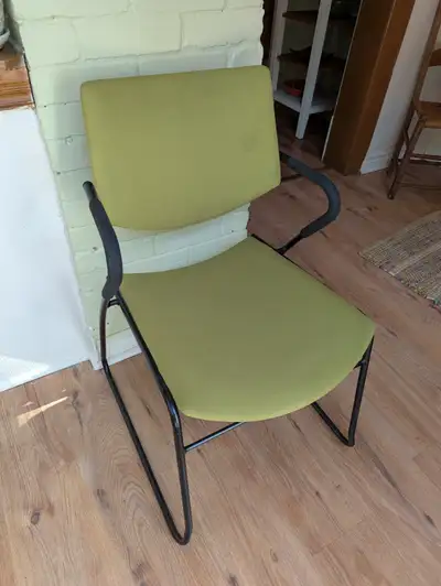 chaise couleur vert lime. ,solide18x18pcs,hauteur33pcs assise17p, View more