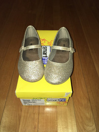Souliers pour filles OR  - Girls Gold shoes (Gr 10 1/2)