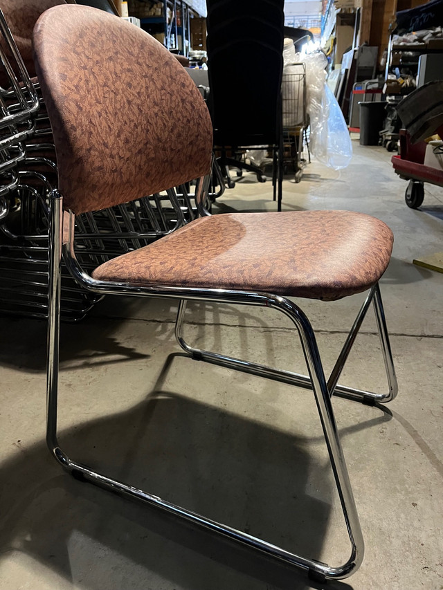 Chaise avec cadre en acier chromé in Chairs & Recliners in Drummondville - Image 2