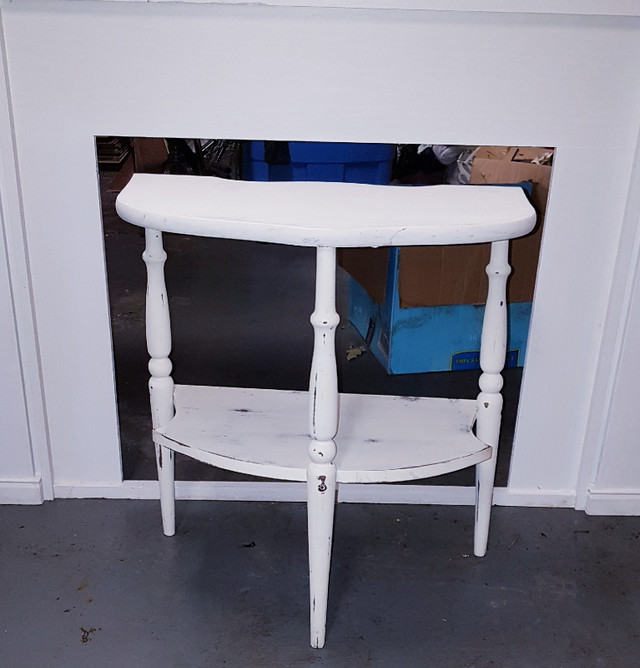 Reduced Antique white side table in Other Tables in Belleville - Image 2