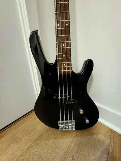 Meet the Washburn Bantam XB100 — the lightweight, punchy little beast that proves you don’t need a h...