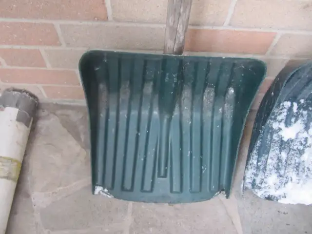 Yardworks 13 Inch Wide GreenPush Snow Shovels Two Piece Lot Used in Outdoor Tools & Storage in Mississauga / Peel Region - Image 3