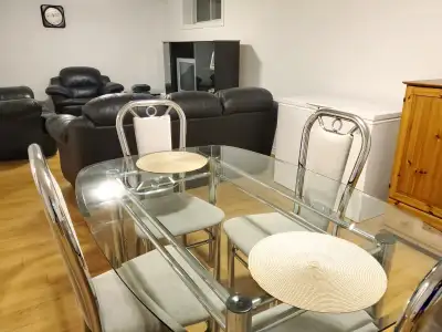 À louer une grande chambre et salon au sous-sol d'une maison située au 42, rue du Hibou à Aylmer. -...