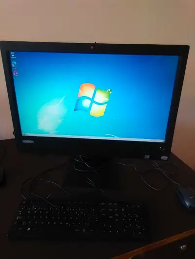 Lenovo Thinkcentre M90z Tout-en-un (All-in-one) 4 gb ram, 465 gb disque dur, intel core i5 650 @ 3.2...