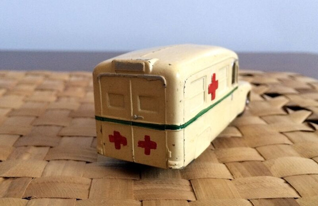 DINKY TOY DIECAST #30H (#253) DAIMLER AMBULANCE ~MECCANO 1954-58 in Arts & Collectibles in Winnipeg - Image 4