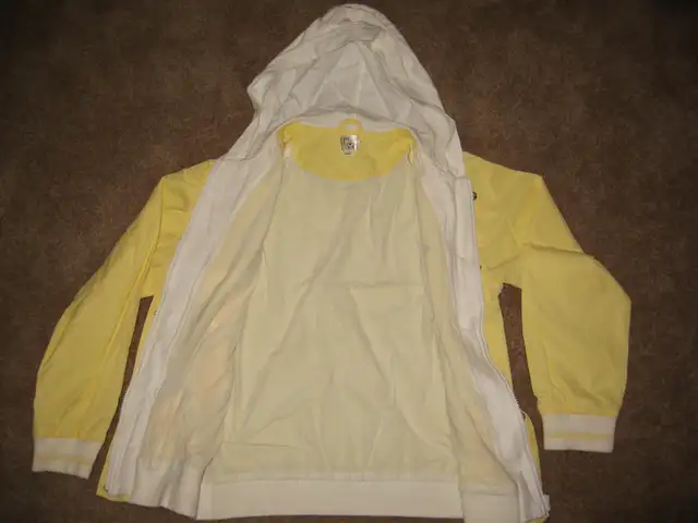 Youth Kingkow Yellow Ombre Jacket in Kids & Youth in City of Toronto - Image 4