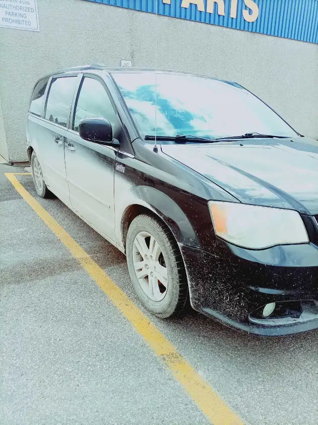 2011  Grand caravan crew581029158391664641