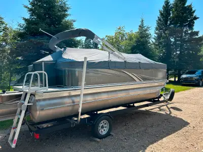 Quad fish seating , 3rd Center pontoon. 90 horse Suzuki with 35 hours. Karavan trailer , privacy sta...