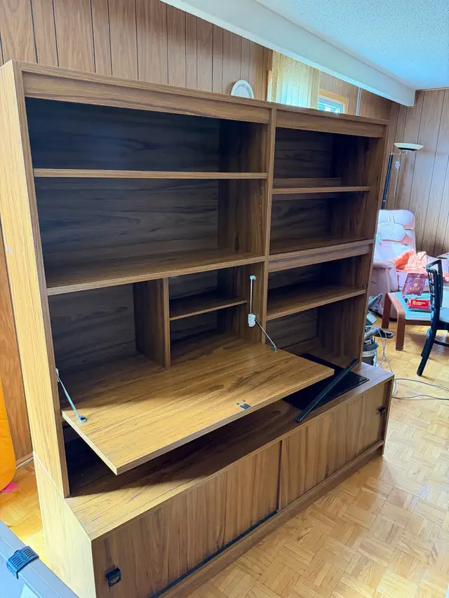 1970s MCM Walnut Wall Unit – Glass Display / Bar Cabinet in Hutches & Display Cabinets in City of Toronto - Image 3