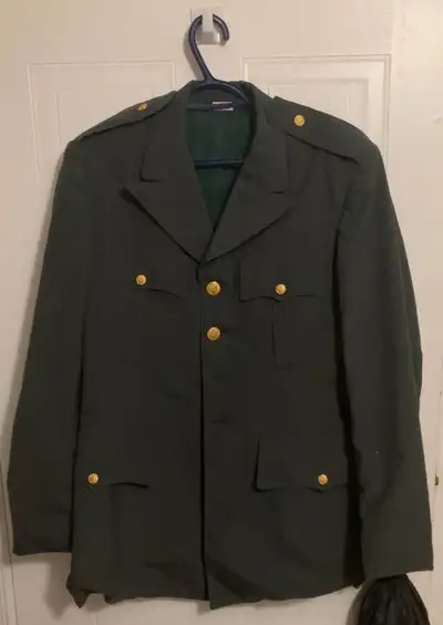 Size 39L US army dress jacket. Not too sure of the date on it. Missing a few buttons Will Ship