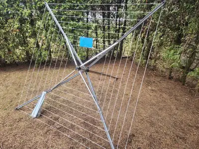 Corde à linge de type parapluie comme neuf 50$ en argent comptant