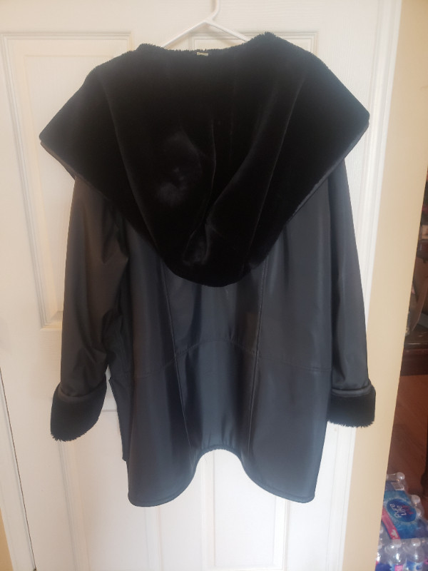 fur lined black winter coat with hood in Women's - Tops & Outerwear in Ottawa - Image 2