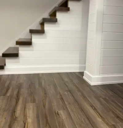 Plancher flottant stratifié de bonne qualité muni d’une sous-couche. Très résistant. Épaisseur : 12....